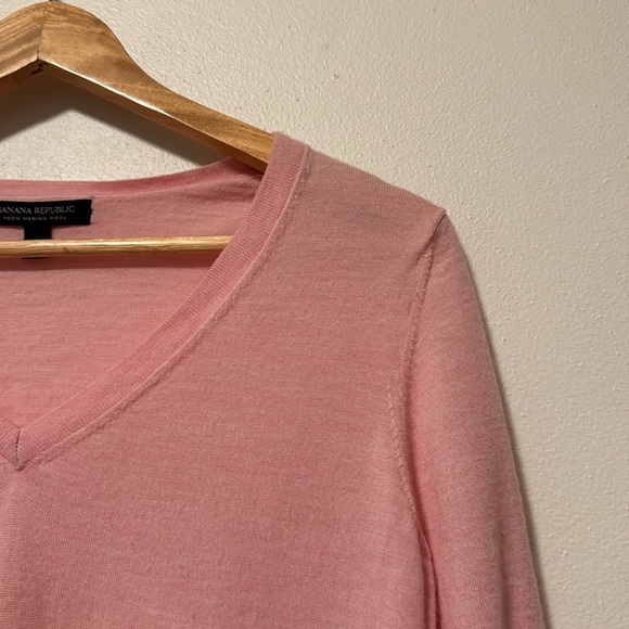 Banana Republic VNeck Sweater Womens Medium 100% Merino Wool Pink Girlcore Soft - Picture 2 of 10